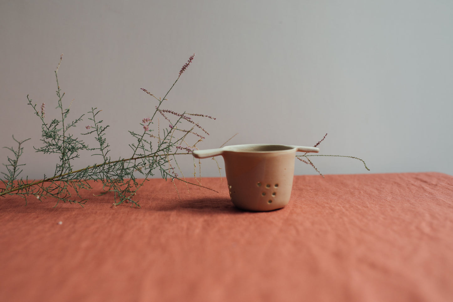 Infusore per tè e tisane sfuse - bianco puntinato (compatibili anche con le classiche mug industriali)