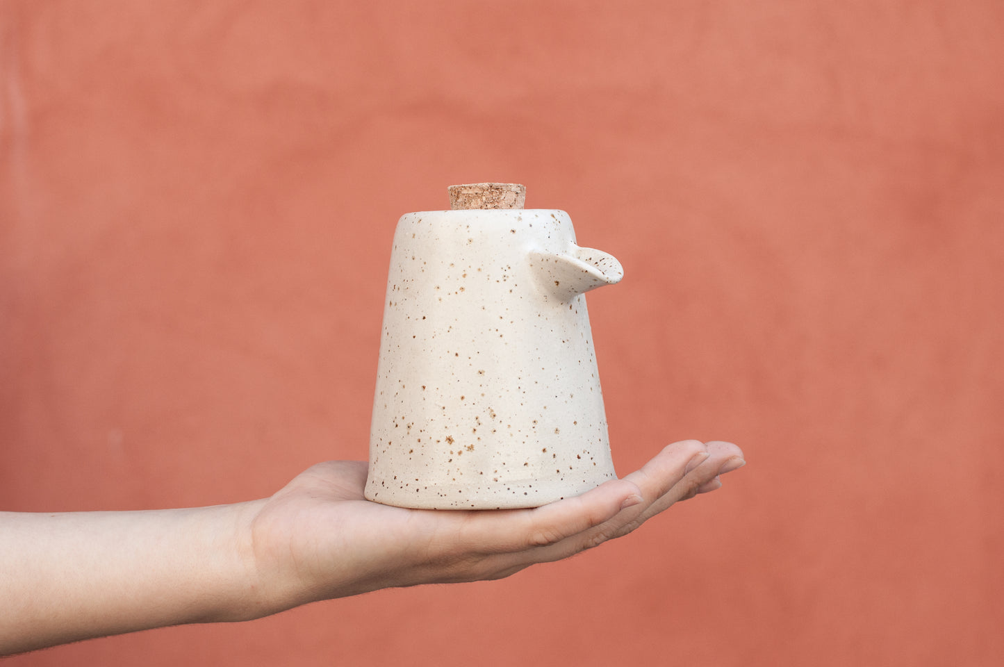 Oliera in ceramica puntinata fatta a mano, con tappo in sughero
