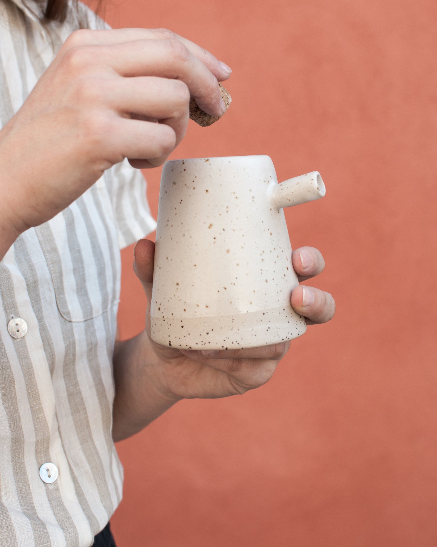 Oliera in ceramica con tappo in sughero, piccola oliera bianca con puntini, fatta a mano