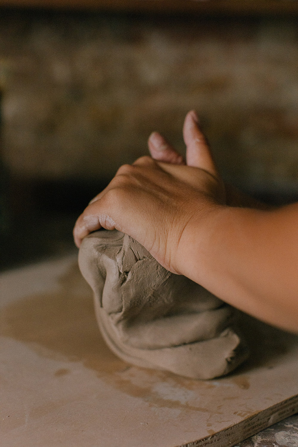 impastare l'argilla - esperienza ceramica a Venezia - laurapottery.it