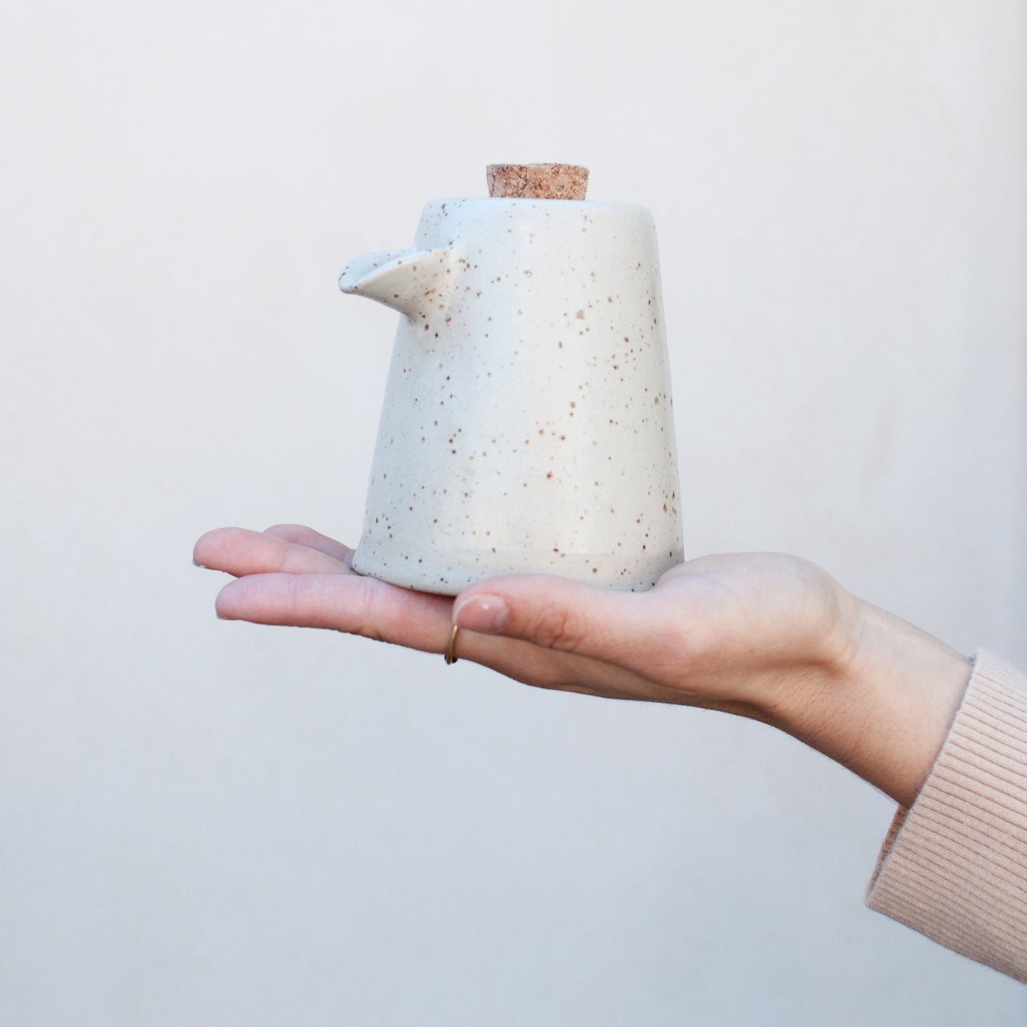 Oliera in ceramica puntinata fatta a mano, con tappo in sughero
