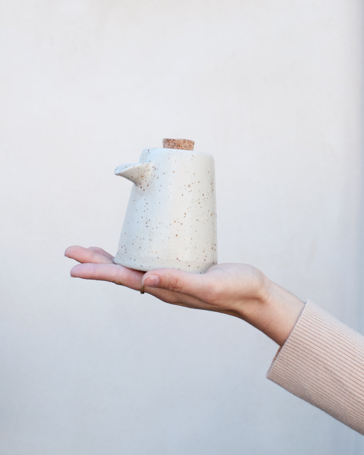 Oliera in ceramica puntinata fatta a mano, con tappo in sughero