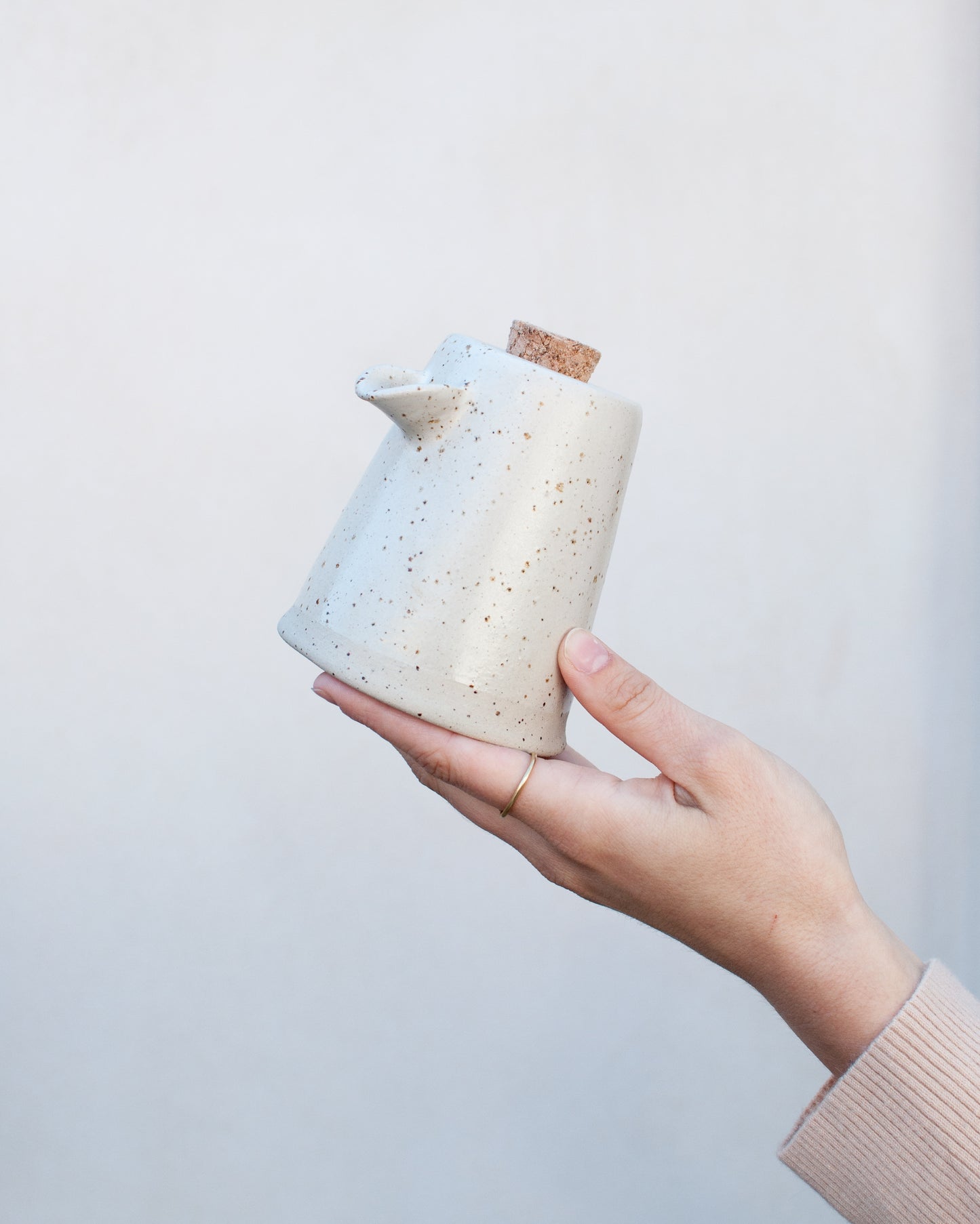 Oliera in ceramica puntinata fatta a mano, con tappo in sughero