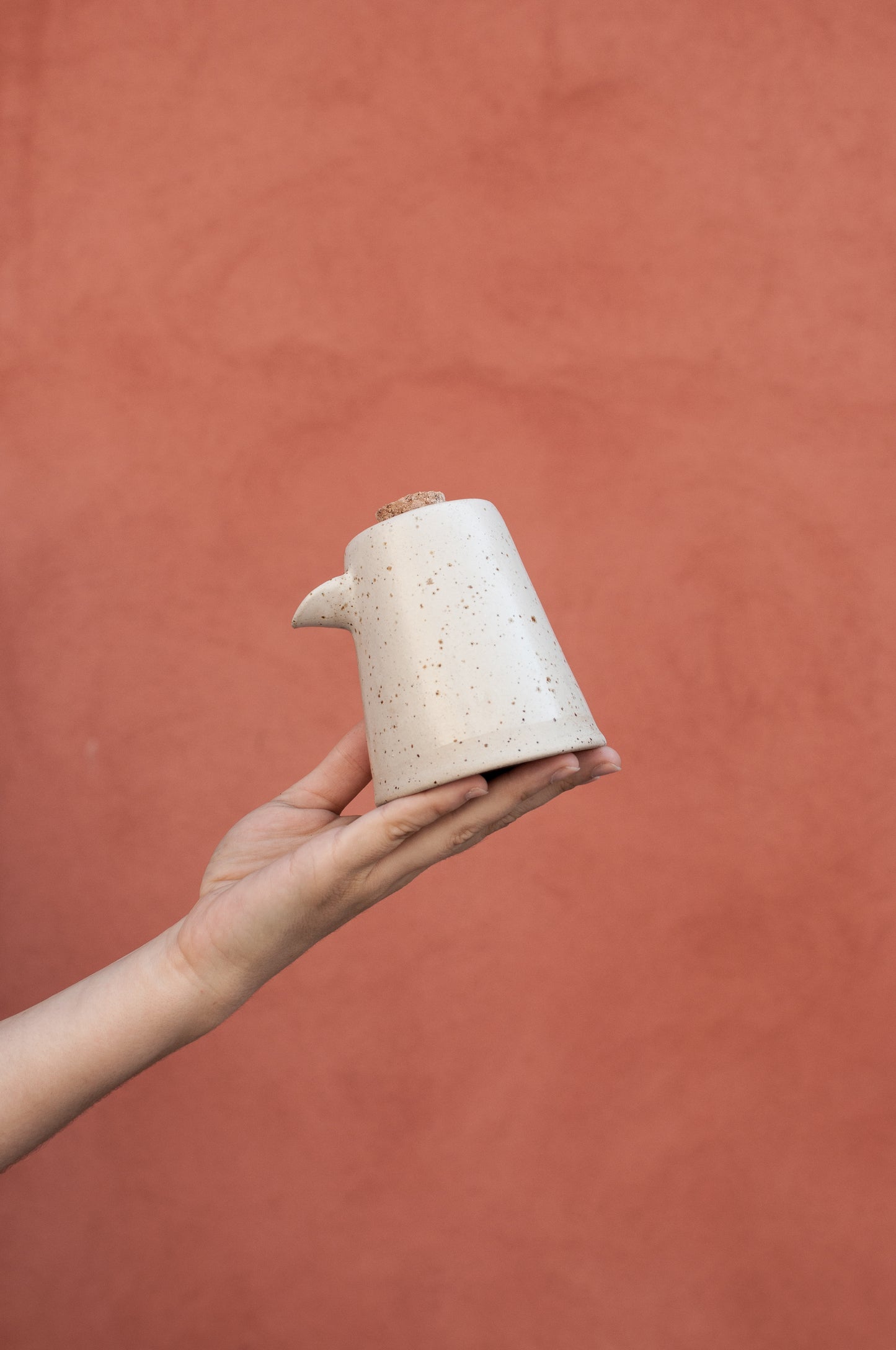 Oliera in ceramica puntinata fatta a mano, con tappo in sughero